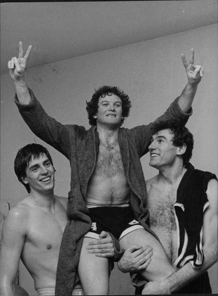 Villalta, Caglieris e Cosic negli spogliatoi dopo la conquista dello scudetto 1979-80 contro Cant (Olympia)